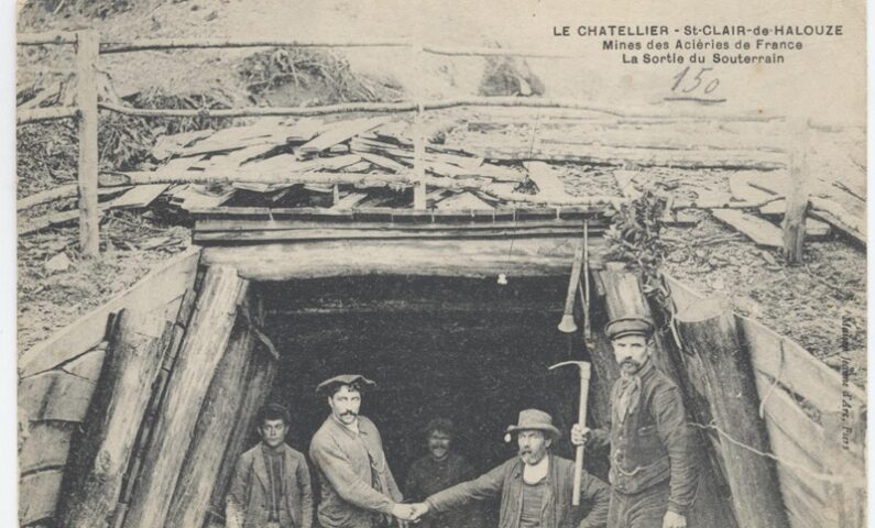 La sortie du souterrain. Carte postale.